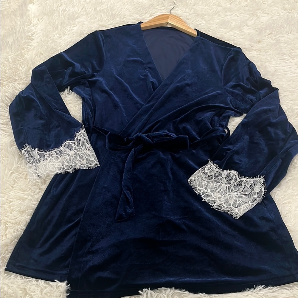 Elegant Navy Lace Trim Robe